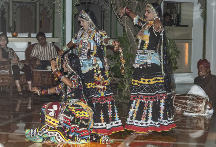 44 - India - Udaipur - lago Pichola - hotel Taj Lake Palace - bailes tradicionales